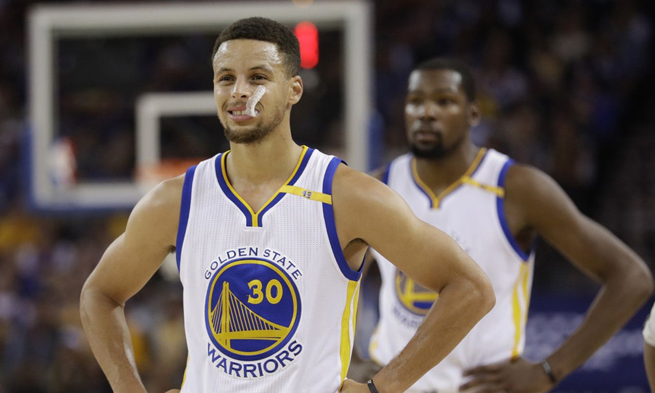 赛前被队友暴击，热身时B费被利马的一脚传球砸到流鼻血