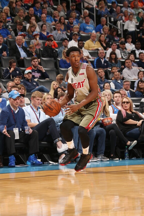 太阳报：里奇的主持人女友亮相米兰德比，透视装造型引发热议